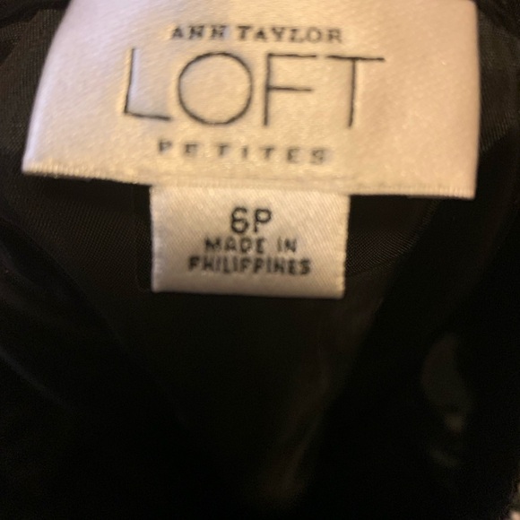 Ann Taylor Loft petite trumpet skirt size 6, 80% Wool - Picture 3 of 4